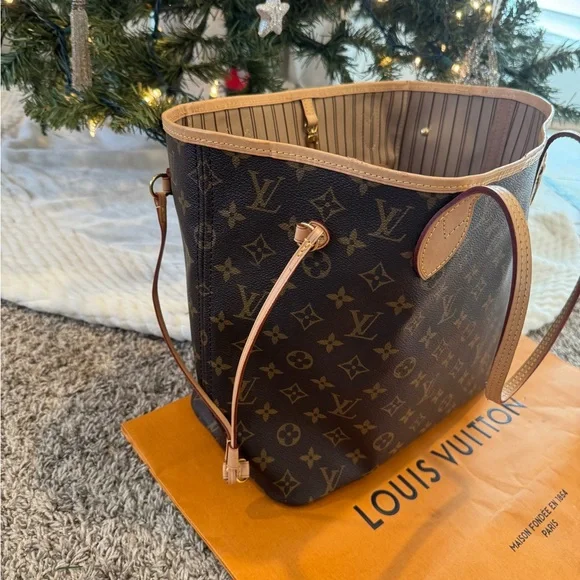 Louis Vuitton Neverfull MM – Monogram Canvas – Authentic – Very Gently Used - Picture 2 of 10